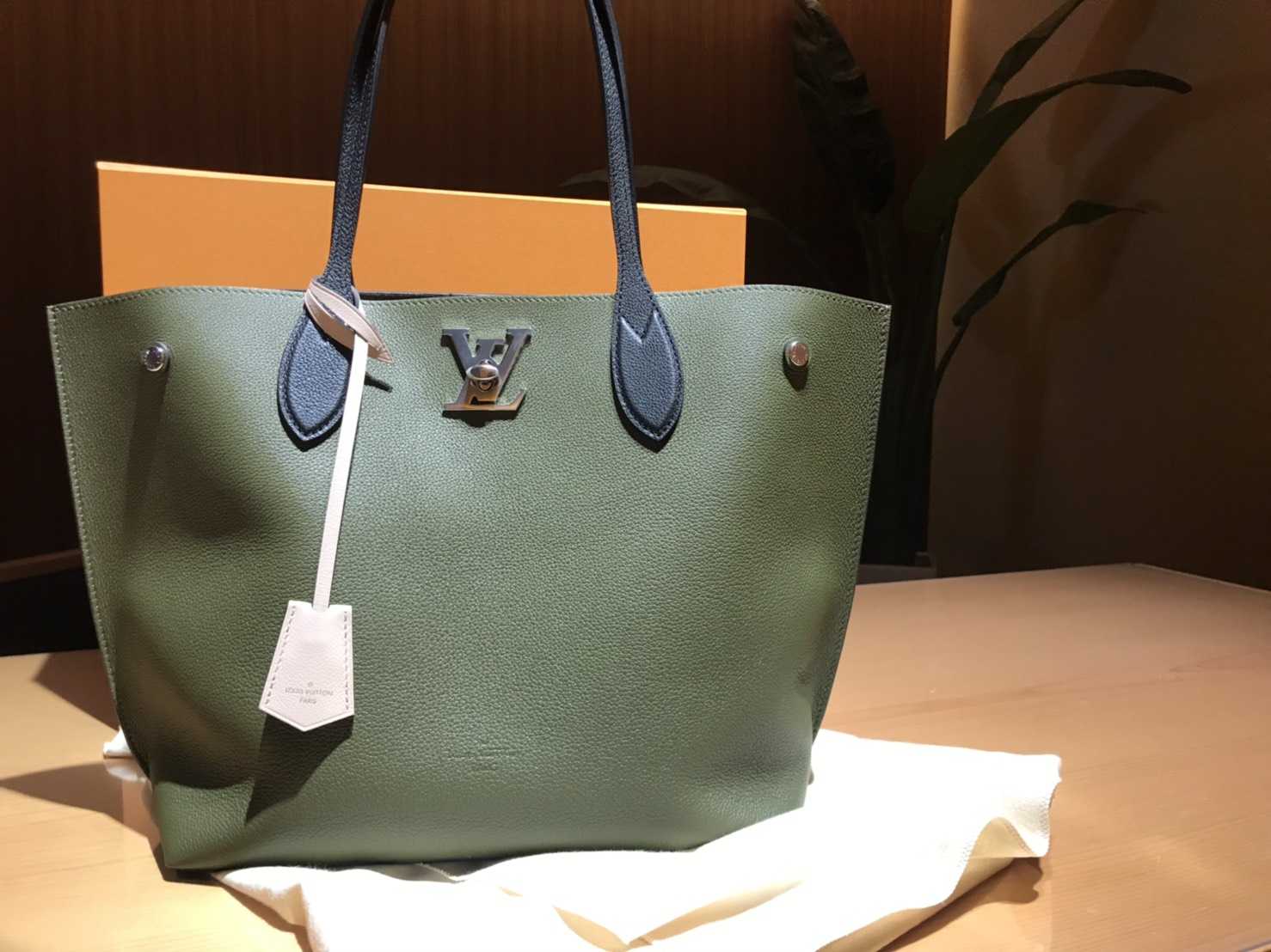 LOUIS VUITTON ルイヴィトン ロックミー ゴー トートバッグ グリーン