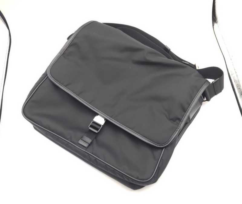 プラダ　買取　メッセンジャーバッグ　ナイロン/ブラック