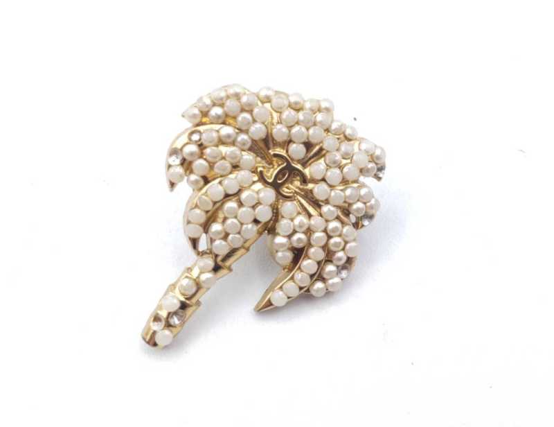 シャネル　買取　ピンバッチ　