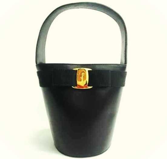 フェラガモ買取　ハンドバッグ　ヴァラ