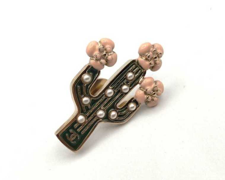 シャネル買取 ピンバッチ