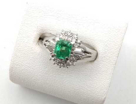 宝石買取 エメラルド 指輪 Pt900
