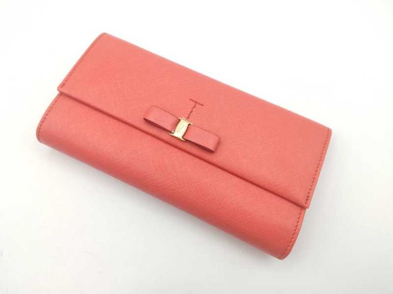 フェラガモ　買取　三つ折り長財布