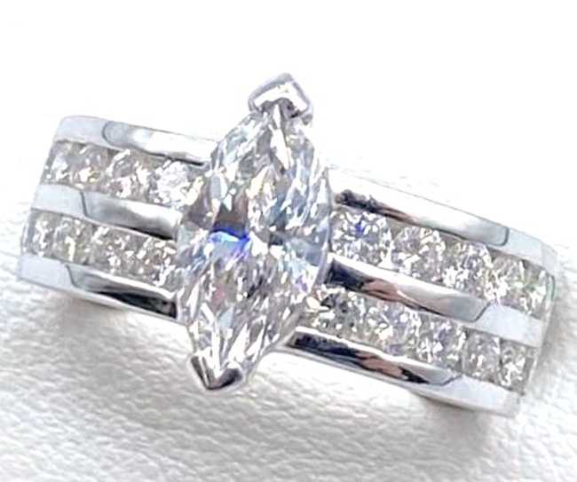 ダイヤモンド買取 K18WG台 マーキーズブリリアントカットダイヤモンド 1.03ct 脇石 1.00ct リング