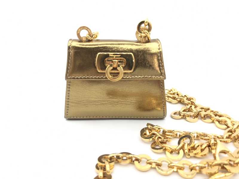 フェラガモ買取 マイクロチェーンポーチ