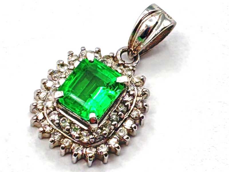 宝石高価買取 プラチナ台 エメラルド ダイヤモンド デザイン ペンダント