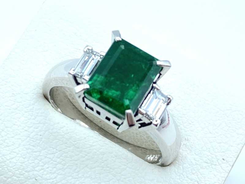 エメラルド プラチナ台 エメラルド ダイヤモンド デザインリング