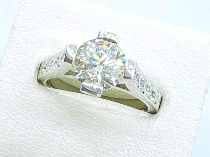 ダイヤモンド買取 プラチナ台 ラウンドブリリアントカット ダイヤモンド 2.008ct メレダイヤ 0.32ct デザインリング
